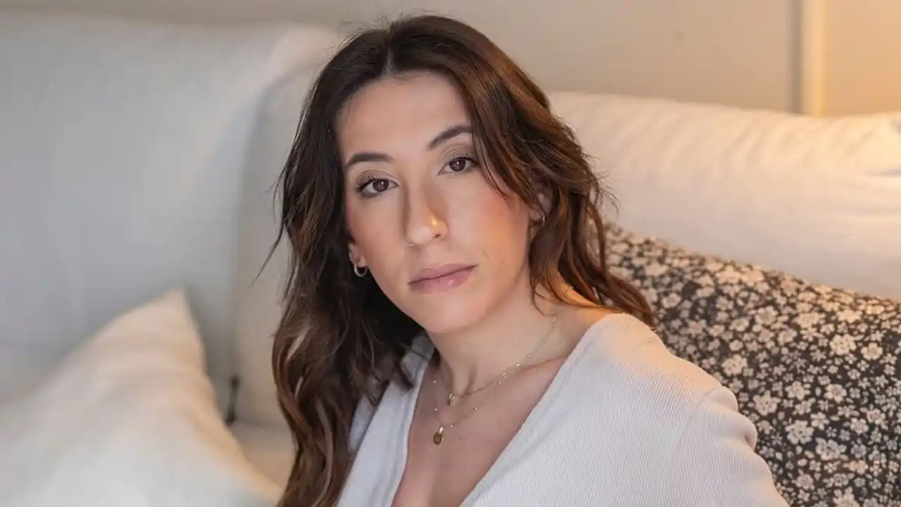 Andrea Caaveiro, experta en limpieza: "Un papel de cocina empapado en lejía acaba con el moho de las juntas de la mampara"
