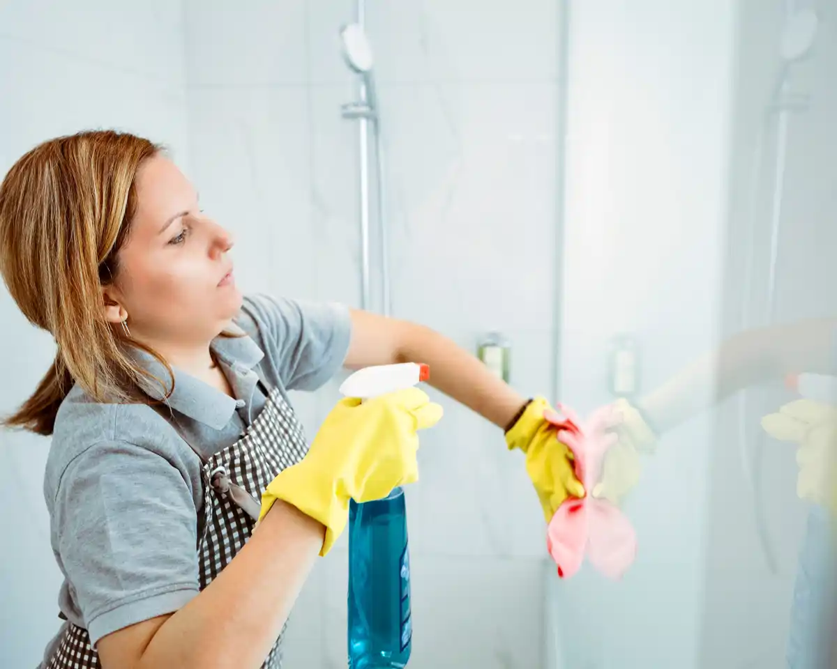 Limpia la mampara de la ducha con vinagre blanco de limpieza
