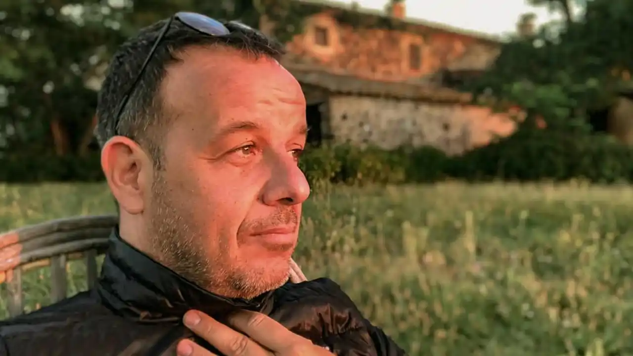 Àngel Llàcer (51 años) sobre su casa en el campo: "Ahora vivo solo en una casa en La Garrotxa. Me encargo de todas las tareas del hogar y salgo a caminar a diario"
