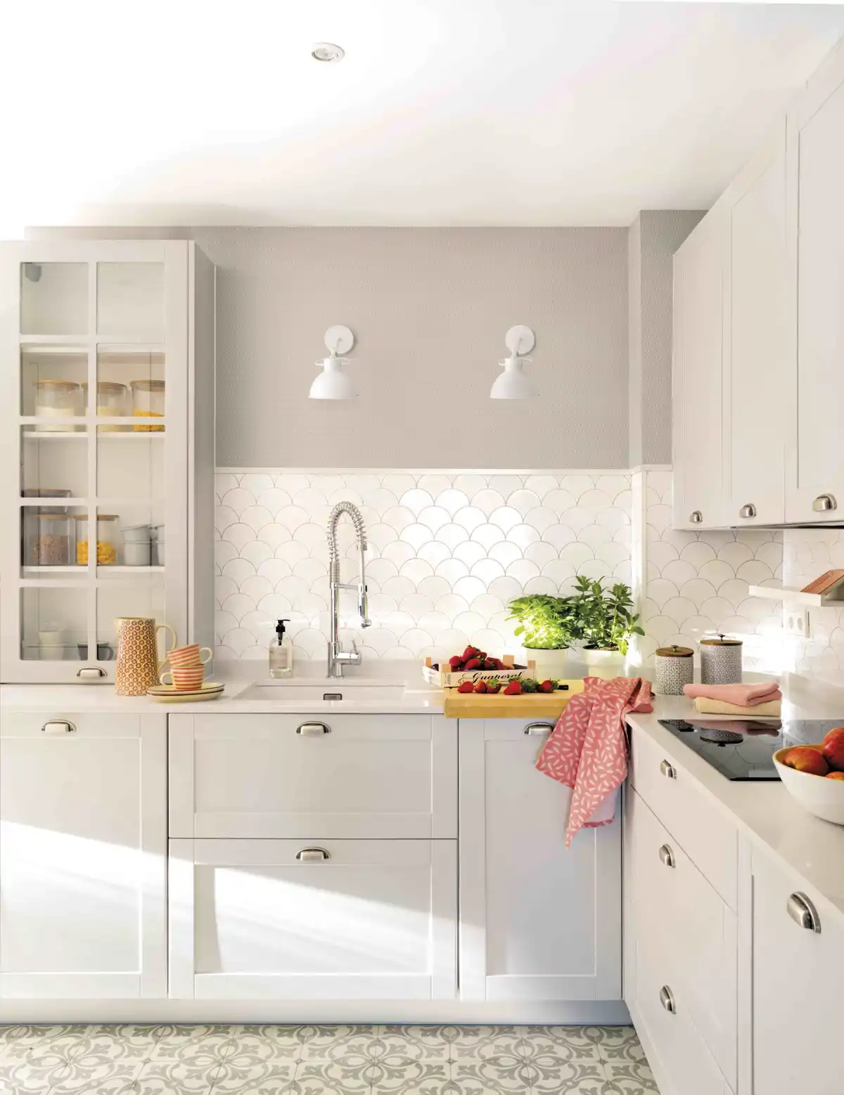 Cocina blanca con antepecho de azulejos 00503552 