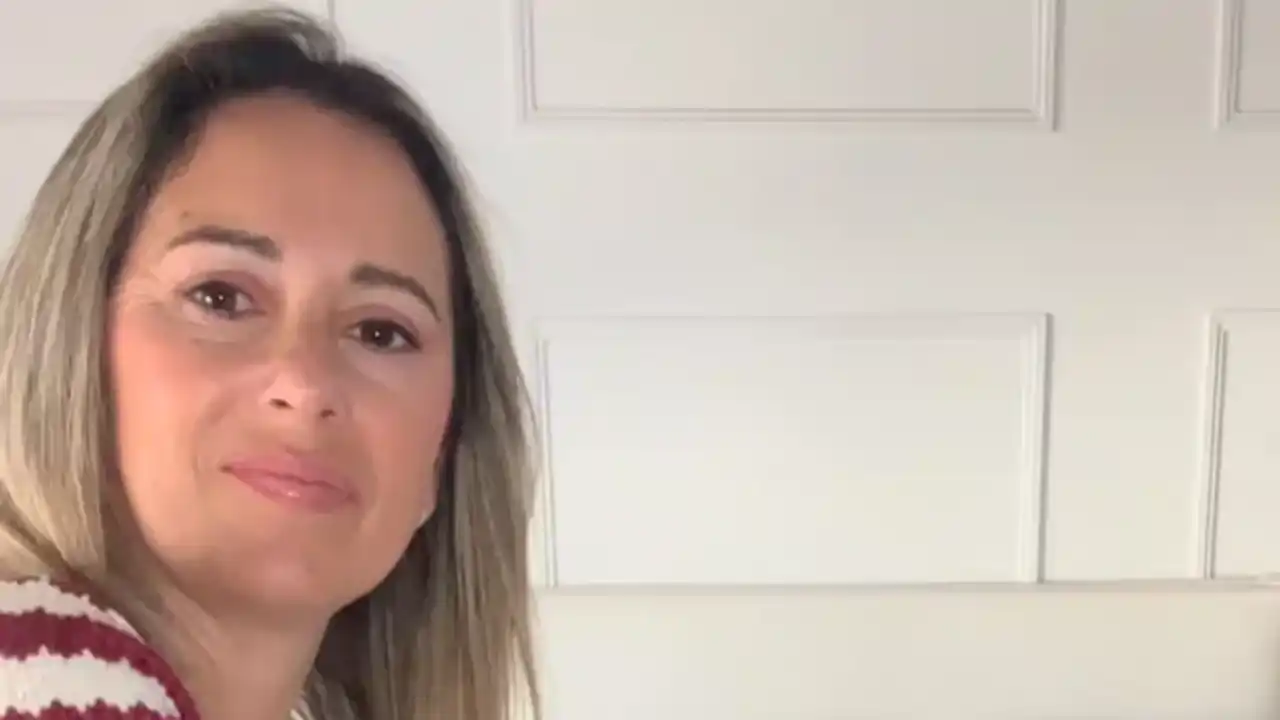 María Vivancos, experta en limpieza: "Solo necesitas un secador para acabar con el polvo de debajo del sofá sin moverlo ni agacharte" 