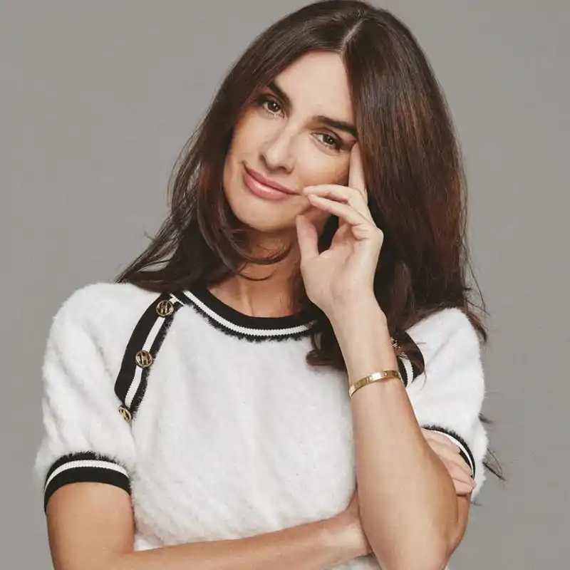 Paz Vega (49 años) le escribe al aparador de su salón: "Cuando todo esto acabe resurgirás de tus cenizas y un bello jarrón será la prueba de que has vuelto"