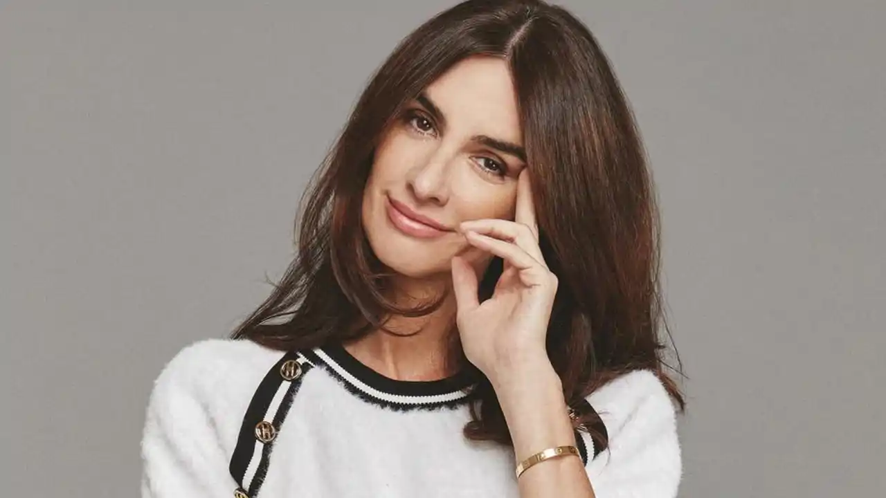 Paz Vega (49 años) le escribe al aparador de su salón: "Cuando todo esto acabe resurgirás de tus cenizas y un bello jarrón será la prueba de que has vuelto"
