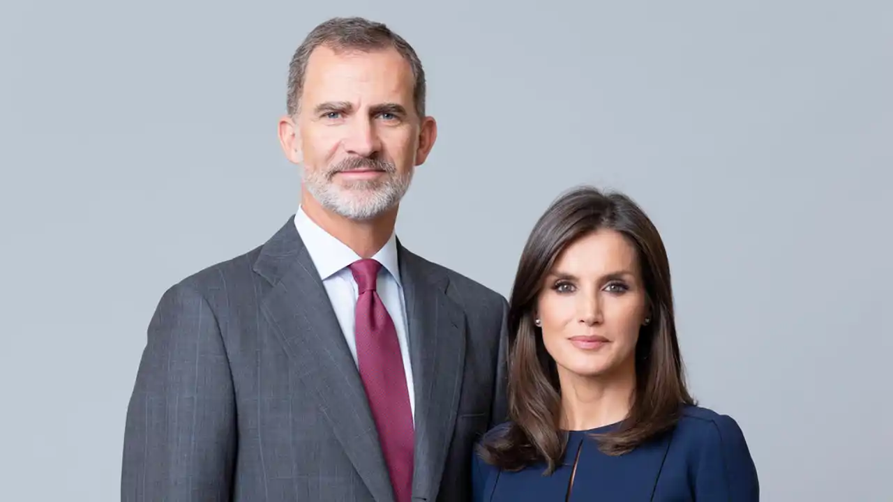 La extraña manía de limpieza de los reyes Felipe y Letizia: "Los suelos de la Zarzuela se deben limpiar con mopa y spray captador de polvo"