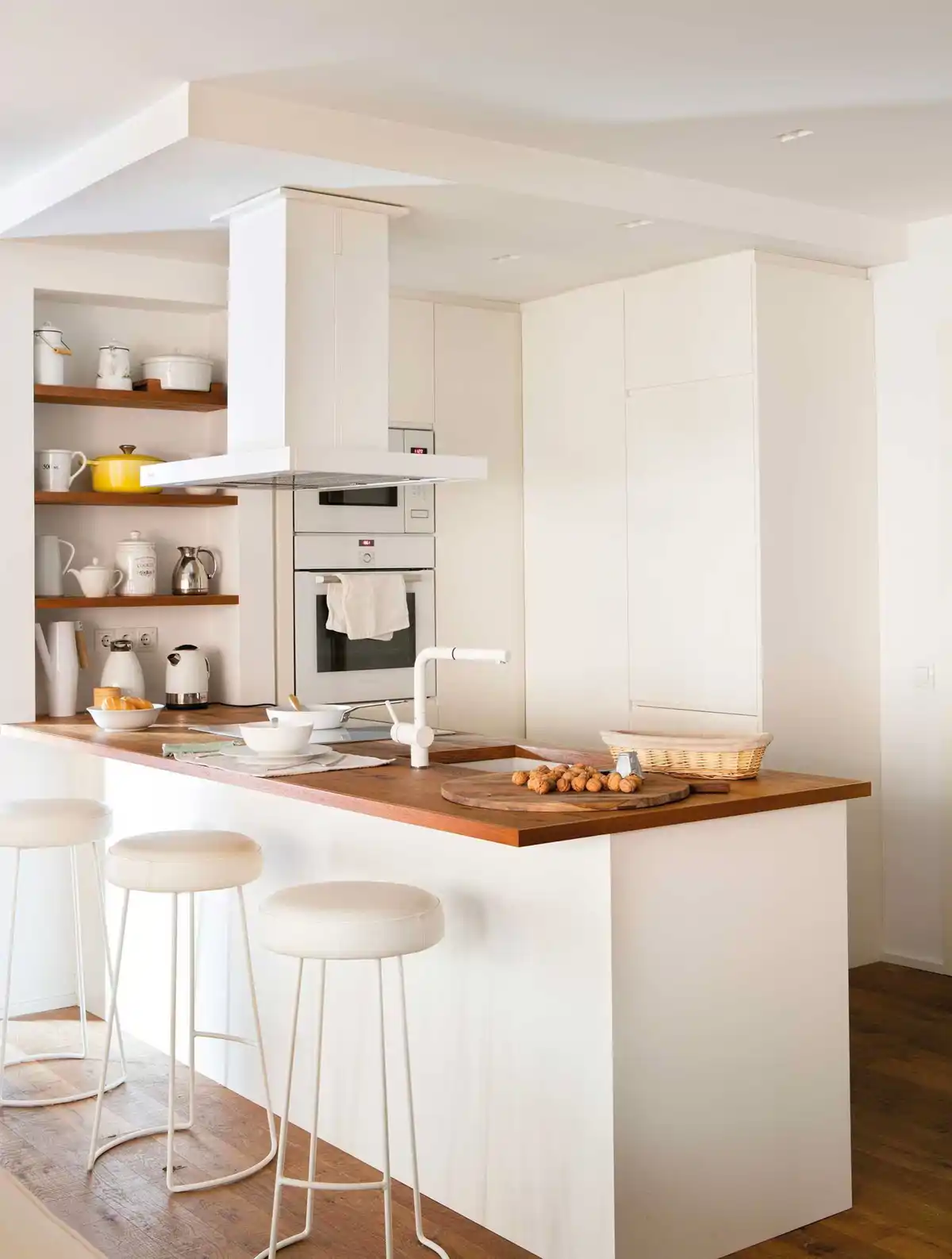 Cocina pequeña con isla de madera 
