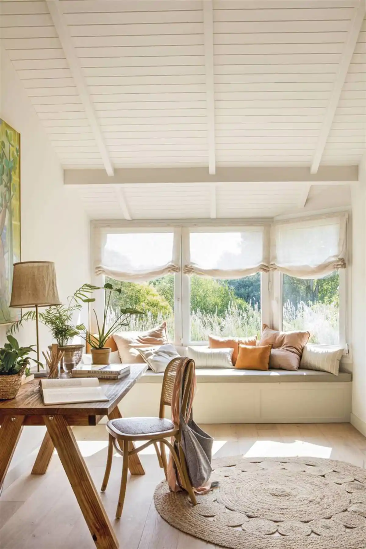 Un banco en la ventana es ideal para crear un rinconcito de relax o para la lectura