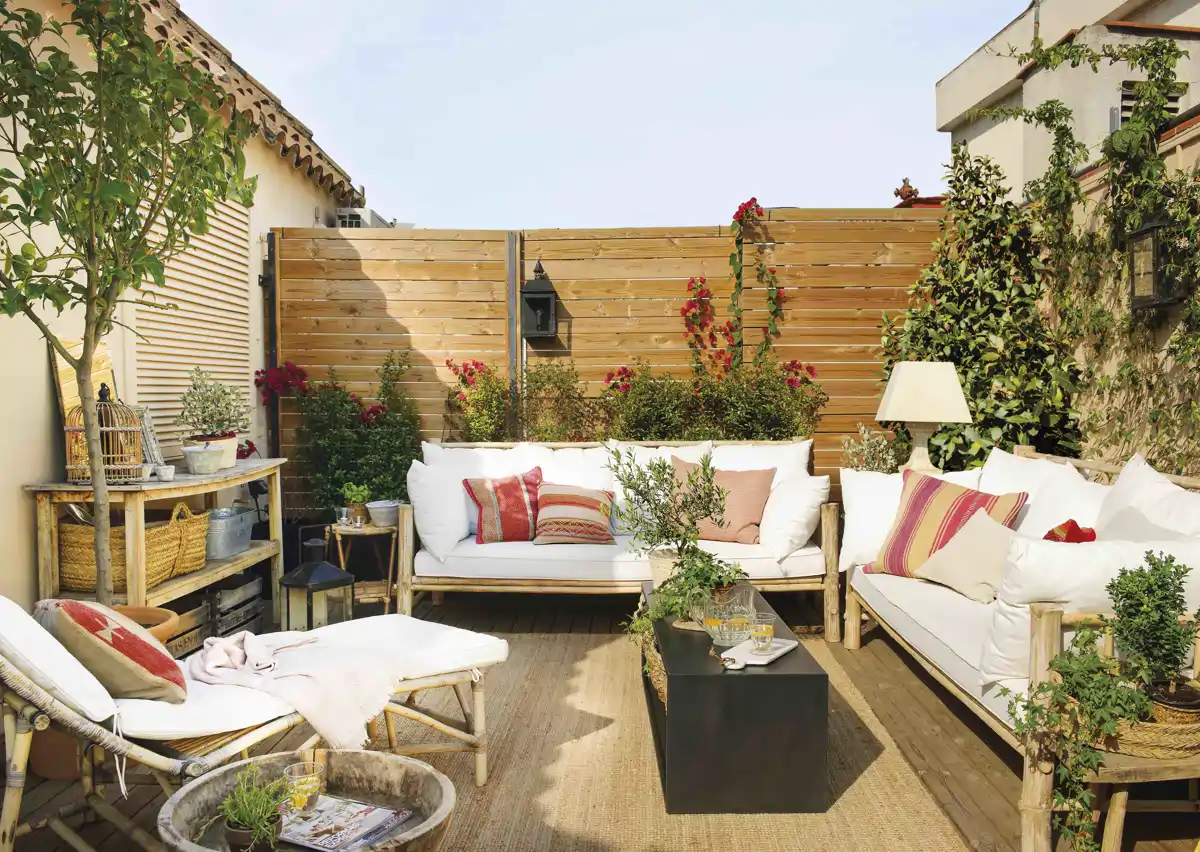 Terraza con separaciones de madera y sofás de bambú 00464936