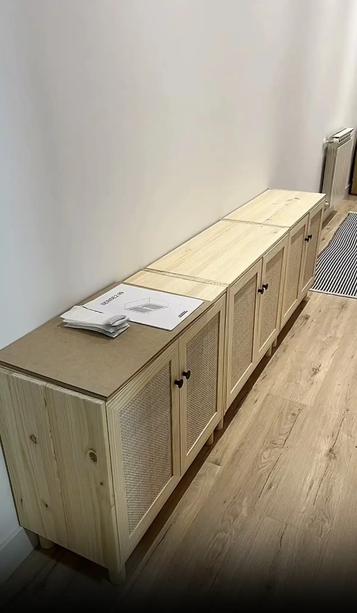 Juntando los tres muebles, Vanesa ha creado una estructura larga parecida a un aparador