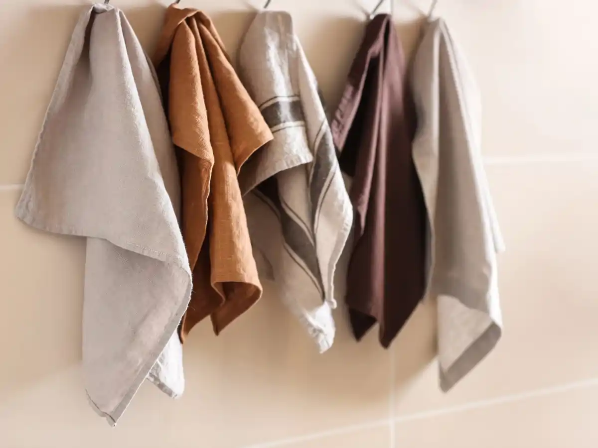 Te contamos por qué esta barra extensible está arrasando en ventas para colgar los trapos de cocina