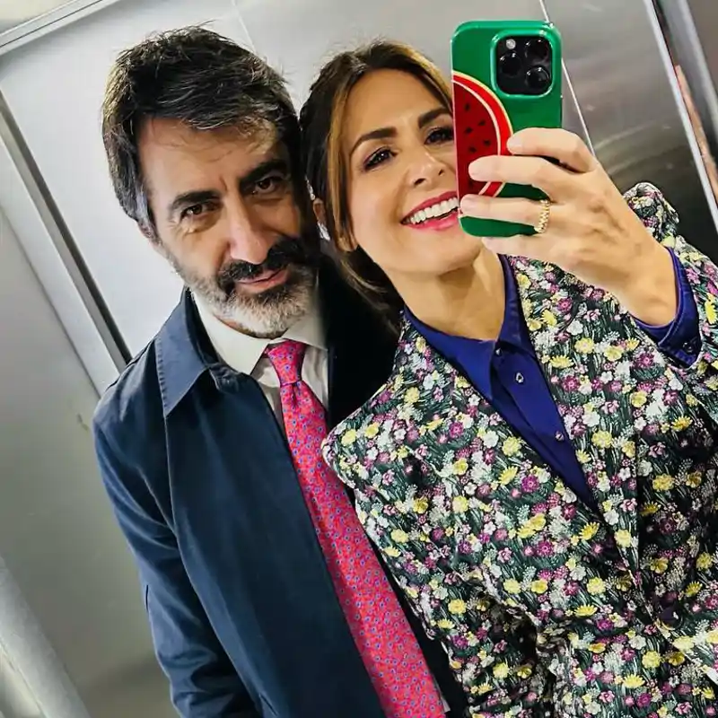 Entramos en el fabuloso porche de Nuria Roca y Juan del Val: con zona 'chill out', muebles prácticos y cojines de colores