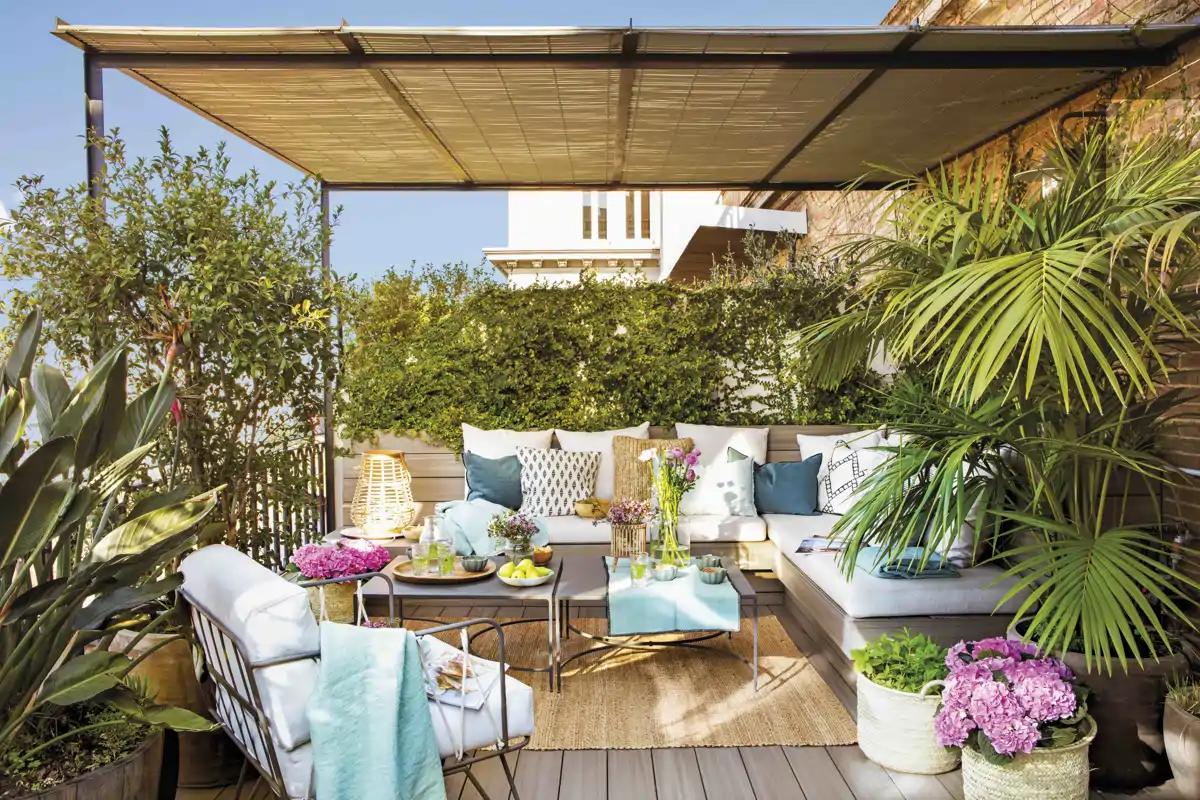 Terraza urbana con pérgola y banco rinconero a medida 00504019 
