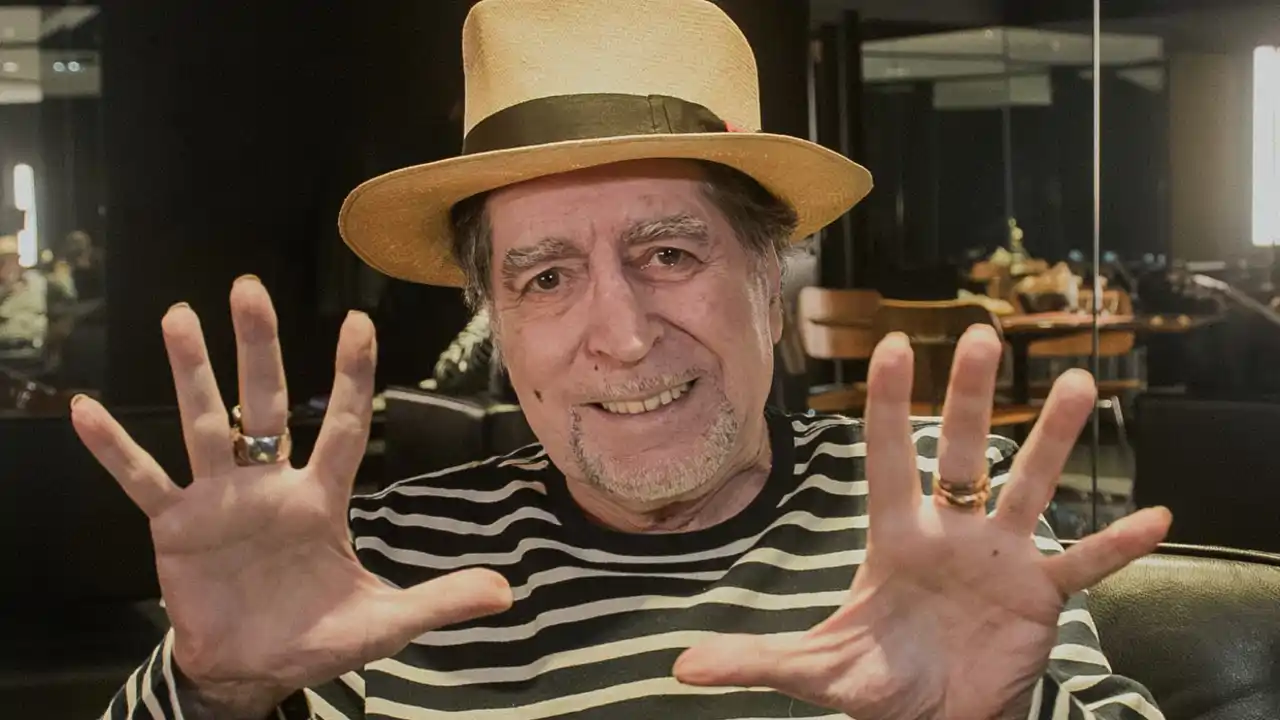 Así es el barroco salón de Joaquín Sabina (76 años) en Madrid: con sillones  clásicos, estanterías llenas de libros y muchos cuadros y recuerdos
