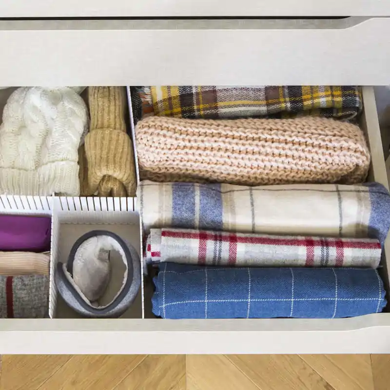 María Leániz, experta en orden: "Tienes más bufandas y fulares que días para ponértelos. No los guardes en perchas con aros"