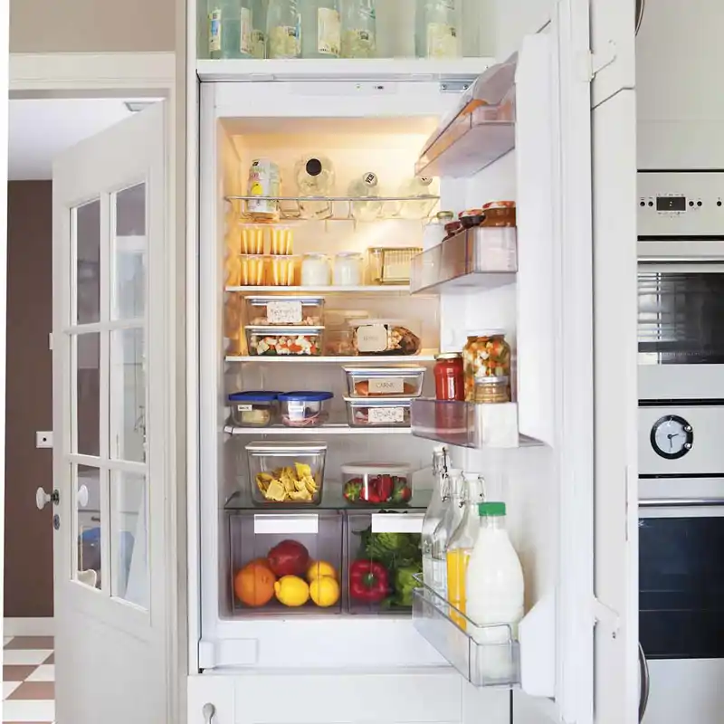 Eli Jiménez, experta en limpieza: "No cometas el error de saturar la nevera de comida o guardar la leche en la puerta" 