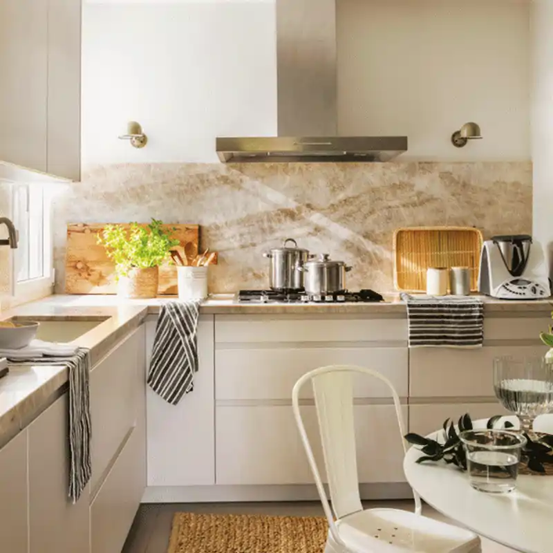 Las interioristas lo confirman: Las cocinas blancas son atemporales, pero este 2026 se impondrán las cocinas cálidas en tonos tierra