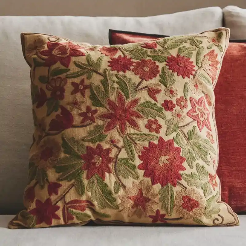 Zara Home reinventa los cojines de la abuela con estas fundas de ganchillo y bordadas hechas a mano que son tendencia