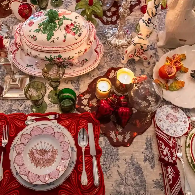 Así es la colorista mesa de Navidad de Eugenia Martínez de Irujo: en tonos rojos, estilo recargado y muy elegante