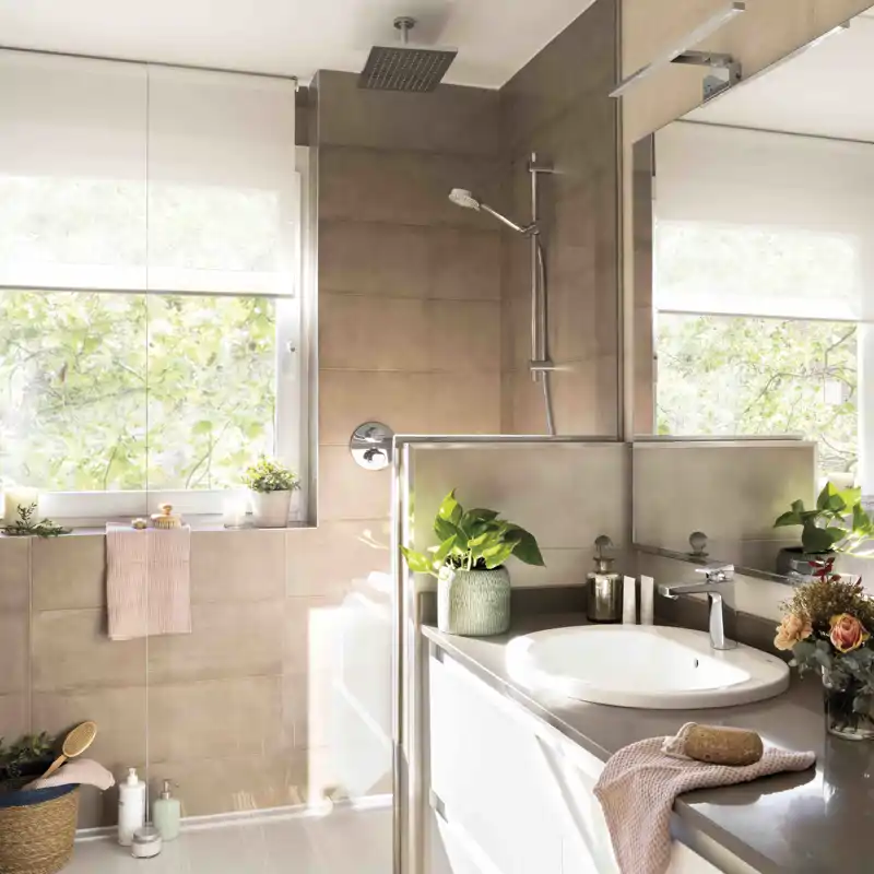 Emma Guill&eacute;n, arquitecta: "No caigas en el error de colocar una mampara en la ducha si no hace falta. Hay otras formas de evitar salpicaduras"