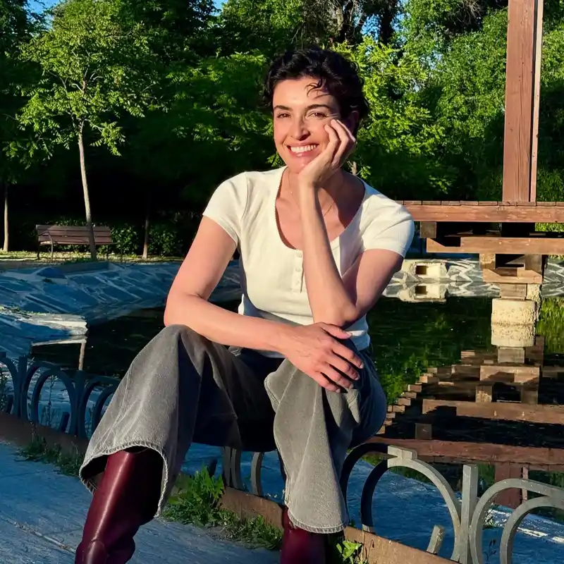 La acogedora cocina r&uacute;stica de Blanca Romero: con muebles de madera oscura, paredes verdes y detalles modernos