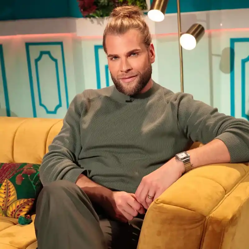 El c&aacute;lido comedor de Eduardo Navarrete: con mesa de madera, pared protagonista y cortinas que arrastran