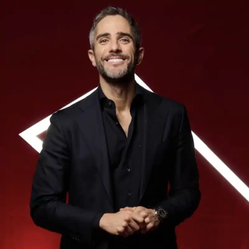 As&iacute; es el moderno sal&oacute;n de Roberto Leal: amplio, con suelos de madera y un gran mueble para el televisor