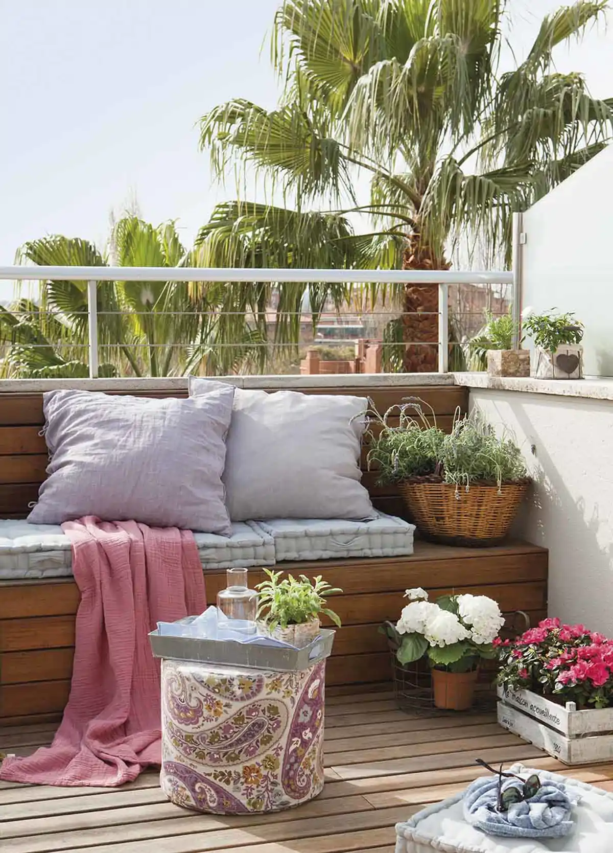 Cómo decorar con plantas un balcón pequeño sin saturarlo